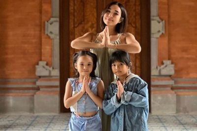 Gaya Gempi dan Gisel Liburan ke Ubud Pakai Dress Terbuka: Kok Bisa Cantik Gini