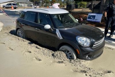 Aksi Pencurian Mini Cooper Gagal, Mobilnya Terjebak di Trotoar yang Masih Basah