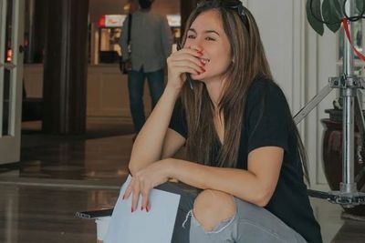 Gaya Syantik Wulan Guritno Pakai Kaus dan Jeans Robek: Serasa Anak Kuliahan