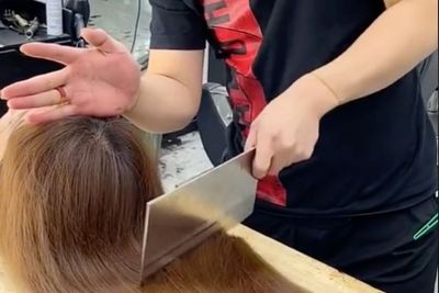 Duh! Pria Ini Potong Rambut Pelanggan Pakai Pisau Daging, Hasilnya Malah Bikin Emosi
