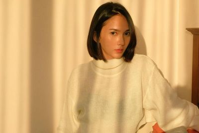Fashion Tips Pilih OOTD ala Leona Agustine saat Musim Hujan, Gampang Paduinnya