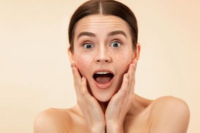 10 Bahan Rumahan untuk Hilangkan Freckles yang Ganggu Penampilan Wajah (Part 1)