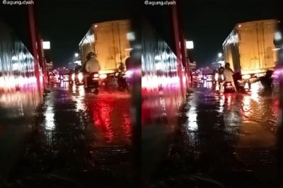 Jalan Berlubang Tertutup Banjir, Pengendara Motor Ini Hampir Nyungsep: Komstir Aman?