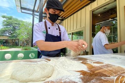 Urban Forest: Tempat Nongkrong Baru Anak Jaksel, Bisa Santap Pizza di Tengah Hutan Kota