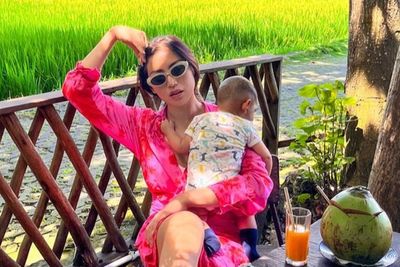 Gaya Jessica Iskandar Mama-mama Pink Gemas Nongkrong di Sawah Gendong Baby Don