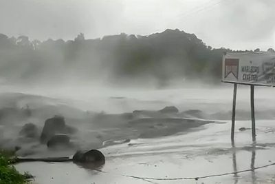 Penampakan Banjir Lahar Gunung Semeru, Sejumlah Alat Berat Terseret Arus