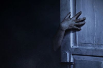 Momen Wanita Suruh Sosok Gaib Tutup Pintu karena Mager, Benarkah Hantu Bisa Nurut?