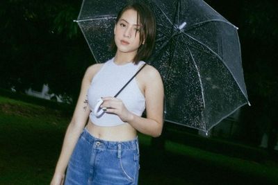 Hujan-Hujan, Zara Adhisty Malah Makan Mie Kuah Pakai Roti, Gimana Ya Rasanya?