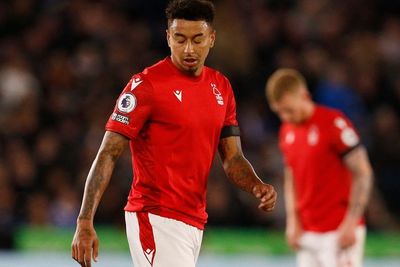 Lord Lingard Manggung di Jam Makan Malam Nottingham Forest, Nyanyi Sampai Naik Kursi