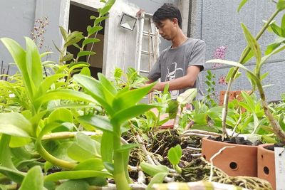 Gilak! Tukang Parkir Banting Setir Jadi Pengusaha Anggrek, Omzetnya Bikin Jantungan