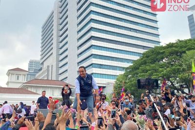 Hampiri Warga yang Penuhi Balai Kota DKI Jakarta, Anies Baswedan Diteriaki Presiden