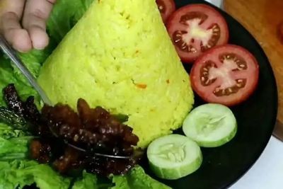 2 Cara Membuat Nasi Kuning Mudah dan Praktis, Anak Kos Bisa Bikin!