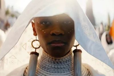 Hormati Chadwick Boseman Jadi Alasan Kenapa Kostum Baru Wakanda Forever Didominasi Putih