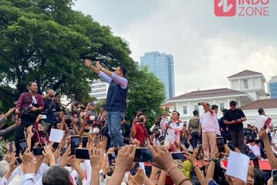 Acara Perpisahan, Anies Baswedan Teriak di Depan Ribuan Warga: Majulah Majulah Menang!
