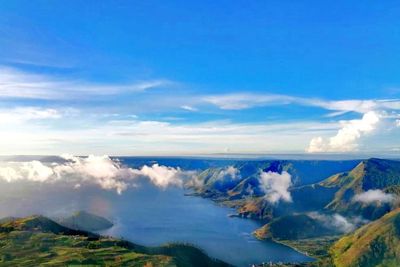 Mau Coba Pegang Awan? Coba ke Sini, Bisa Nikmati Danau Toba dengan Cara yang Berbeda!