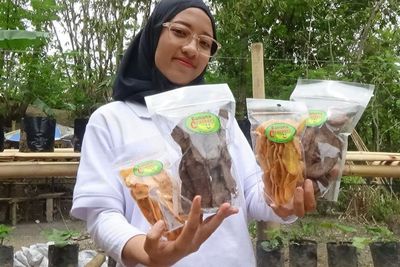 Berawal dari Iseng, Gadis Ini Sukses Usaha Banana Crakers Sampai Bisa Bayar Kuliah Sendiri