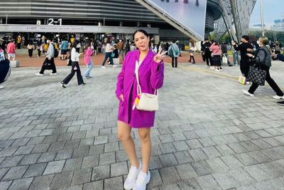 Kece Abis! Gaya Nagita Slavina Nonton BLACKPINK Pakai Blazer Ungu Bak Anak Muda