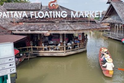 Cuma di Pattaya Floating Market, Turis Ditemani Foto oleh Ladyboy dengan Tip Seikhlasnya
