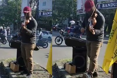 Aksi Musisi Jalanan di Bandung Mainkan Lagu Naruto Pakai Biola, Bikin Merinding!
