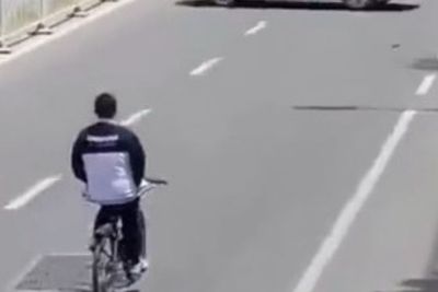 Banyak Gaya Sih! Nasib Pria Ini Sial saat Sepedaan Gak Pegang Setang