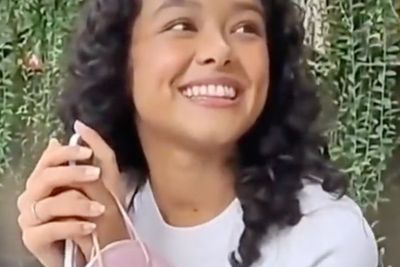 Gaya Sederhana Mutiara Baswedan Terciduk di Halte HI Sendirian Tuai Pujian: Cantik Manis!
