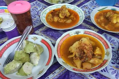 Empuk Banget Rek! Lontong Kikil Bu Sugeng, Kuliner Dini Hari Surabaya Tiga Jam Udah Ludes!