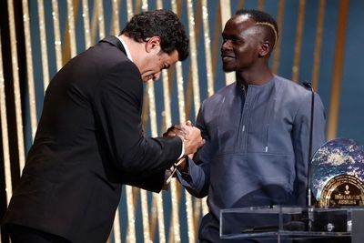 Punya Akhlak Mulia, Sadio Mane Jadi Pemain Pertama yang Menangi Socrates Award