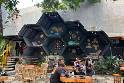 Tak Tampak dari Luar, Ada Kafe Sekeren Ini di Gowa: Berasa Masuk ke Dalam Rumah Lebah!