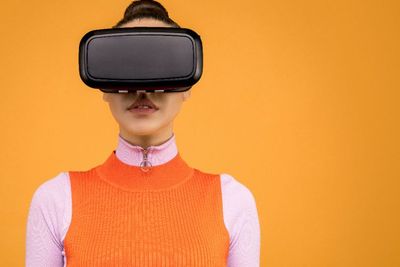 Digunakan dalam Jarak Dekat, Teknologi VR Bahaya Enggak Sih ke Mata?