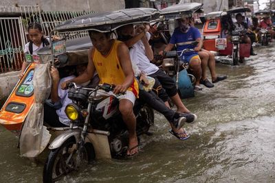 Jenius! Ojek di Filipina Modifikasi Kendaraan untuk Atasi Banjir, Penumpang Tidak Basah