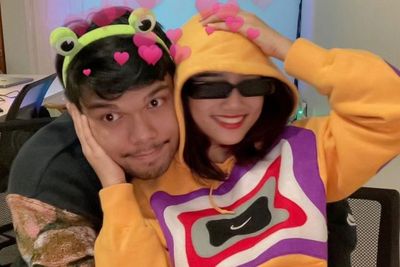 Gaya Lucu Fuji dan Thoriq Pakai Bando Kodok Foto Bareng, Kiyowo Banget Bikin Ngakak!