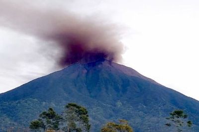 Muncul Asap Hitam Tebal di Gunung Kerinci, Jalur Pendakian Ditutup Sementara