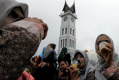 Momen Ribuan Warga Bukittinggi Minum Teh Talua Bersama, Sampai Raih Rekor Dunia!