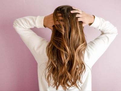 5 Cara Merawat Rambut Bergelombang agar Mudah Diatur