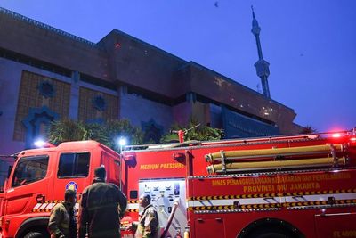 Damkar Temukan Masih Ada Bara Api di Jakarta Islamic Center