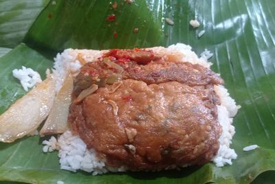 Bukan Nasi Timbel, Lezatnya Nasi Daun Pisang Apoek Jadi Pengobat Rindu Masakan Ibu