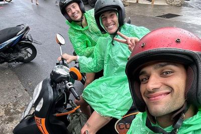 Healing ke Bali di Musim Hujan, Dua Rider MotoGP Ini Motoran Pakai Jas Hujan Kresek