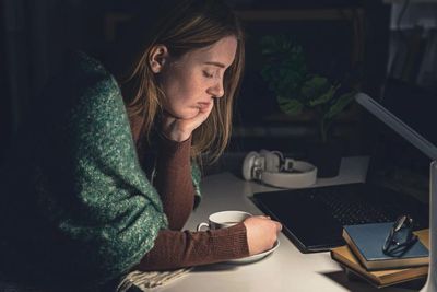 Dear Anak Muda yang Suka Begadang, Kurang Tidur Bisa Bikin Pikun