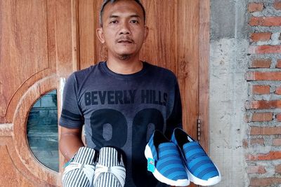 Capek Jadi Karyawan, Nunung Sukses Cuan karena Sepatu Lurik: Gak Kalah Sama Merk Ternama