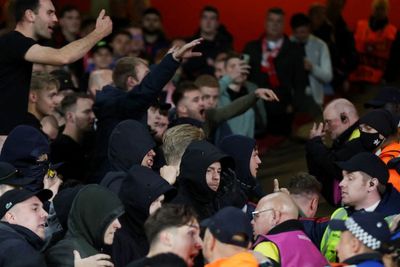 Fans PSV Bikin Rusuh Usai Kalah dari Arsenal: Lempar Flare dan Rusak Kursi!