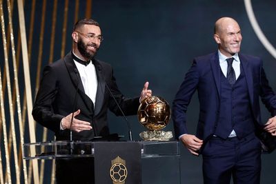 Sudah Menangi Ballon d Or, Benzema Tetap Merasa Gak Selevel Ronaldo dan Zidane