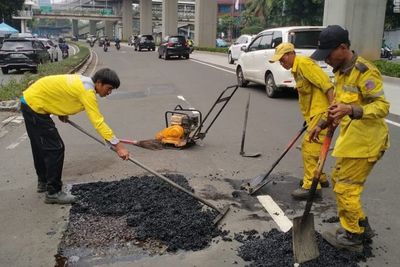 Pemprov DKI Perbaiki Jalan Berlubang di Jalan Rasuna Said Akibat Pembangunan LRT