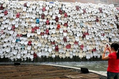 Bukan di Gunung, Air Terjun Ini Terbuat dari Ribuan Toilet yang Menumpuk