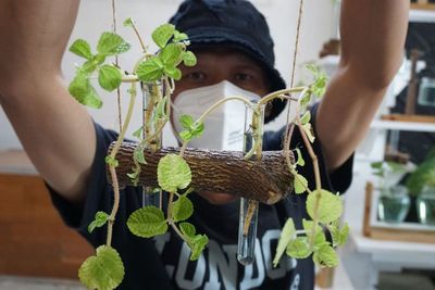 Kreatif! Warga Solo Berhasil Sulap Limbah Medis Jadi Vas Cantik untuk Tanaman Hias