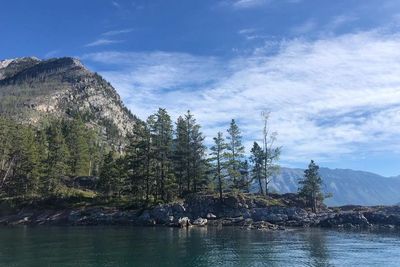 Mengenal Danau Minnewanka di Canada yang Punya Kota Hantu Tersembunyi di Bawahnya