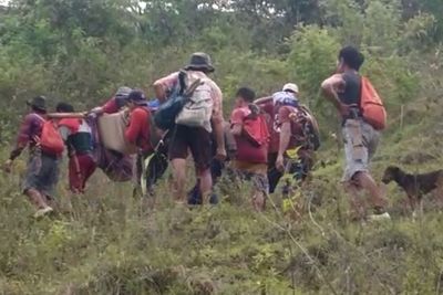 Tolong! Perjuangan Warga Sakit di Toraja, Ditandu Sejauh 5 Km Seberangi Jembatan Gantung