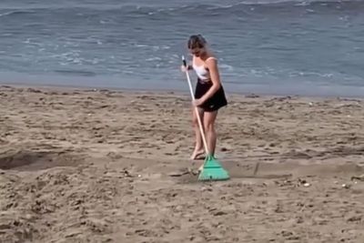 Viral Bule Cantik Bersihkan Sampah di Pantai Bali, Aksinya Tuai Pujian