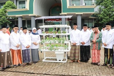 Peringati Hari Santri Nasional 2022 Pj Gubernur DKI Heru Salurkan Bantuan Sarana Pertanian