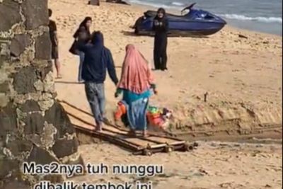 Wisatawan di Anyer Kena Prank, Lewati Jembatan Kayu Ini Ternyata Harus Bayar