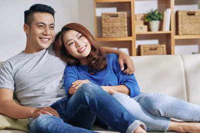 30+ Pertanyaan Topik Deep Talk Bersama Pasangan, Bikin Makin Sayang!